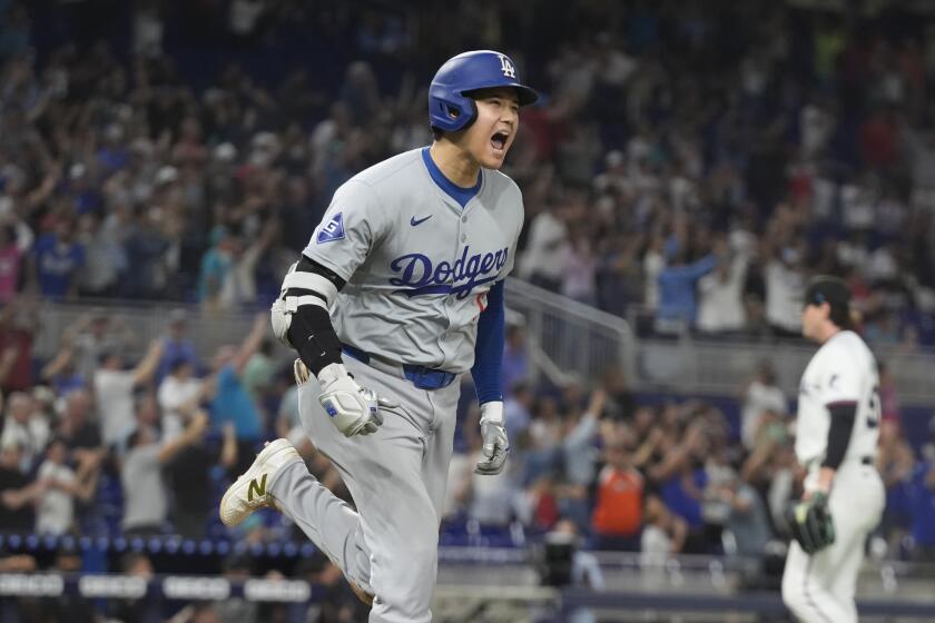 El japonés Shohei Ohtani, de los Dodgers de Los Ángeles, festeja luego de conectar su 50mo jonrón de la campaña, el jueves 19 de septiembre de 2024, ante los Marlins de Miami (AP Foto/Marta Lavandier)