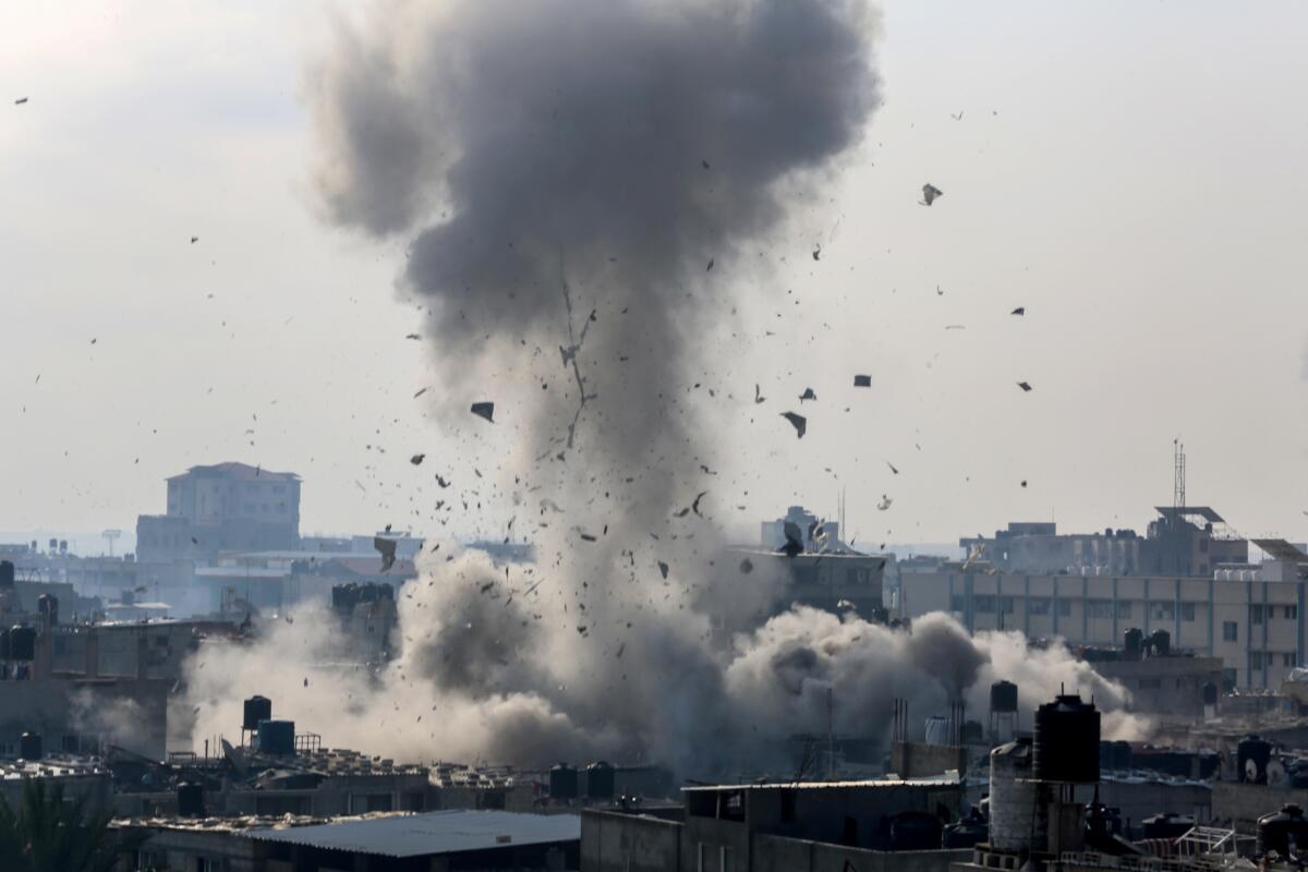  Smoke rises from buildings due to Israeli airstrikes after the humanitarian pause ended. 