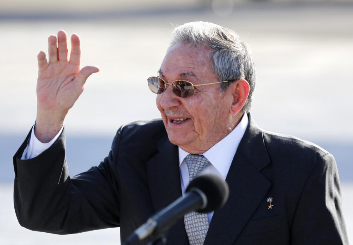 El presidente cubano Raúl Castro hace una pausa mientras habla con reporteros en el aeropuerto José Martí tras despedir al mandatario de Francia François Hollande en La Habana, Cuba, el martes 12 de mayo de 2015.