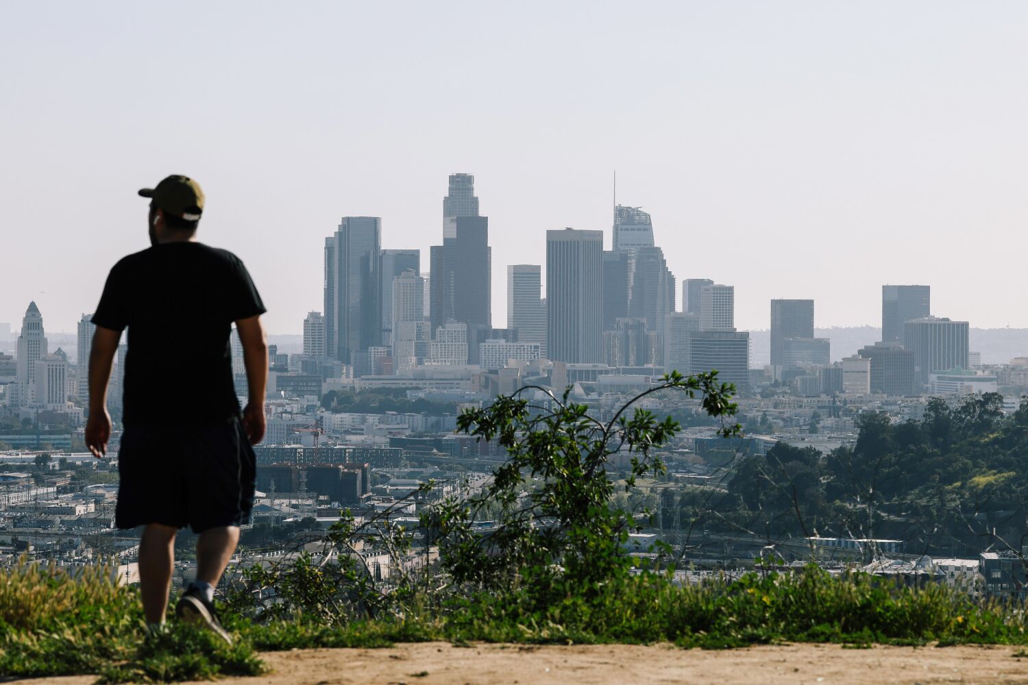 L.A. air the 'cleanest' it's been in a decade, but rising temperatures could change that