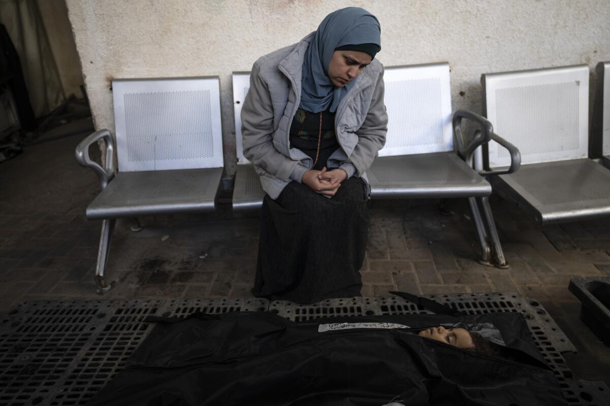 Una pariente de la niña palestina Alia Abu Taqiya, que murió en un bombardeo israelí