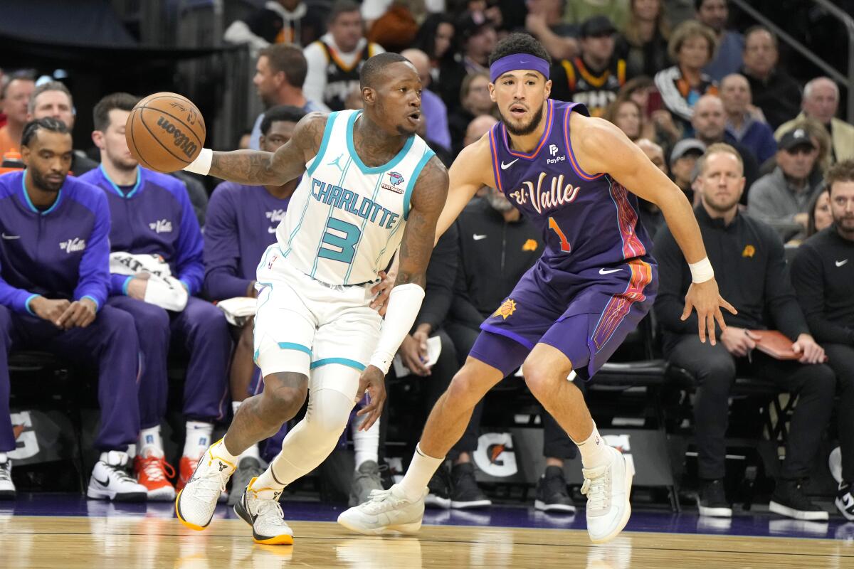 Devin Booker scores 30 points, Suns get hot from 3-point range to