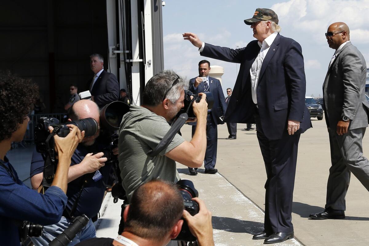 El aspirante presidencial republicano Donald Trump saluda a la multitud a su llegada a un acto de campaña en un hangar privado en el aeropuerto internacional Greater Pittsburgh en Moon, Pennsylvania, el domingo 11 de junio de 2016. (AP Foto/Keith Srakocic)