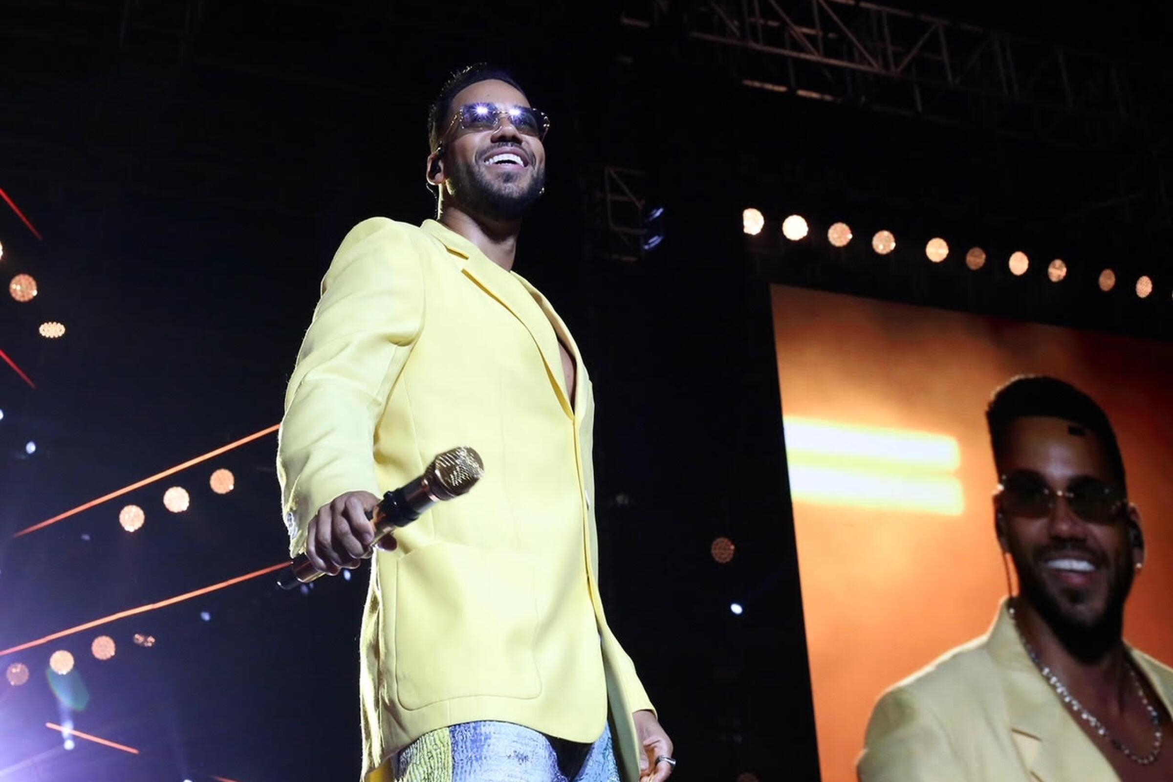 Romeo Santos durante su presentación en el SoFi Stadium como parte de su gira "Fórmula Vol. 3 Tour" 