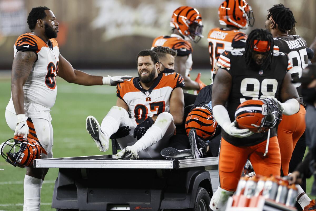 C.J. Uzomah (87), de los Bengals de Cincinnati, es transportado después de sufrir una lesión. 