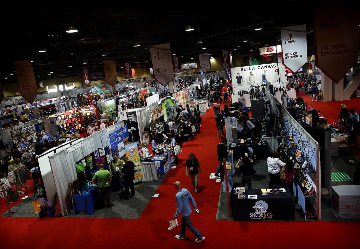 Free swag draws conventioners