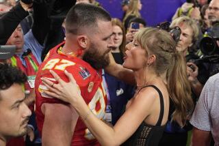 El tight end de los Chiefs de Kansas City Travis Kelce (87) habla con Taylor Swift después del Super Bowl 58