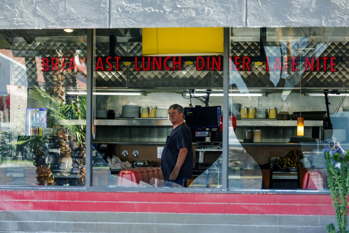 Muchas ventanas juegan en el restaurante Dennie después del sábado por la mañana.