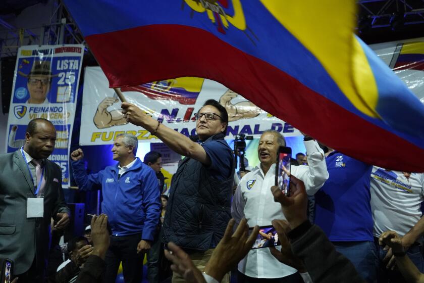 El candidato presidencial Fernando Villavicencio ondea una bandera nacional de Ecuador durante un evento de campaña en una escuela minutos antes de ser asesinado a disparos, el 9 de agosto de 2023, en Quito. (API vía AP Archivo)