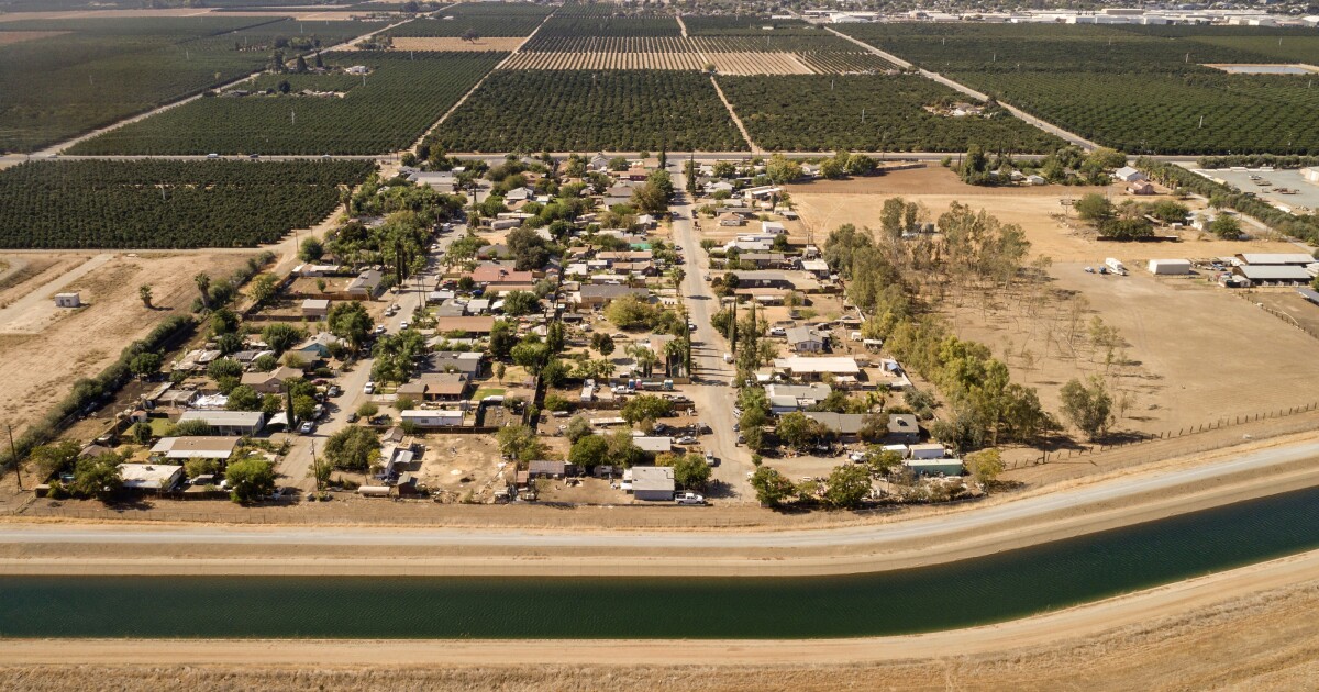 Sebuah kota California menolak untuk membantu tetangganya dengan air.  Jadi negara turun tangan