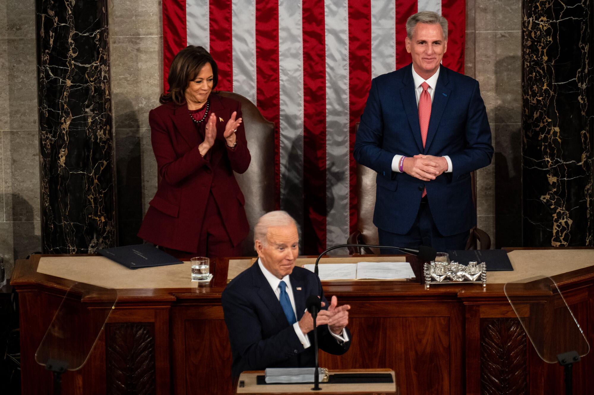 Präsident Biden spricht, während Vizepräsidentin Kamala Harris (links) und der Sprecher des Repräsentantenhauses Kevin McCarthy hinter ihm stehen.