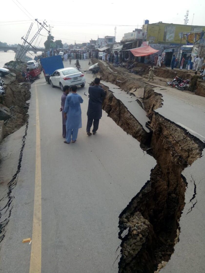 Strong earthquake jolts Pakistan, killing 19, injuring over 300 Los