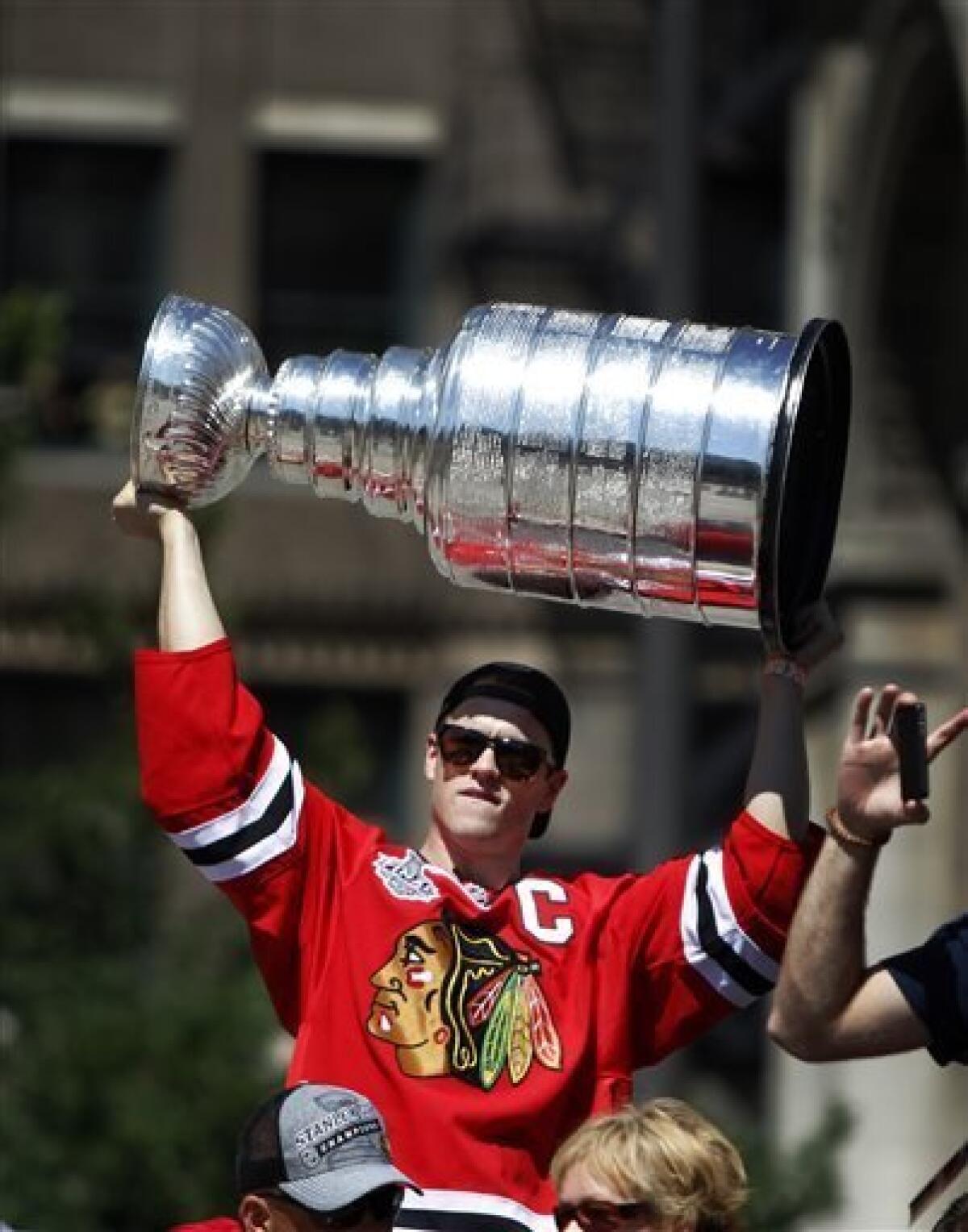 Jun 11, 2010 - Chicago, Illinois, U.S. - Fan carries fake Stanley cup on  Wacker Drive. Parade on Michigan Avenue to celebrate the Stanley Cup 2010  championship win of the Chicago Blackhawks