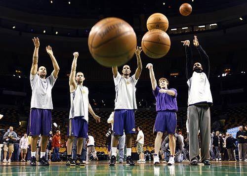 Lakers players, from left, Ira Newble, Jordan Farmar, Trevor Ariza, Coby Karl and Ronny Turiaf practice free throws at TD Banknorth Garden on Friday.