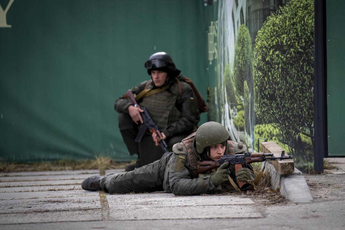 Soldados ucranianos toman posiciones en el centro de Kiev, Ucrania, el 25 de febrero de 2022