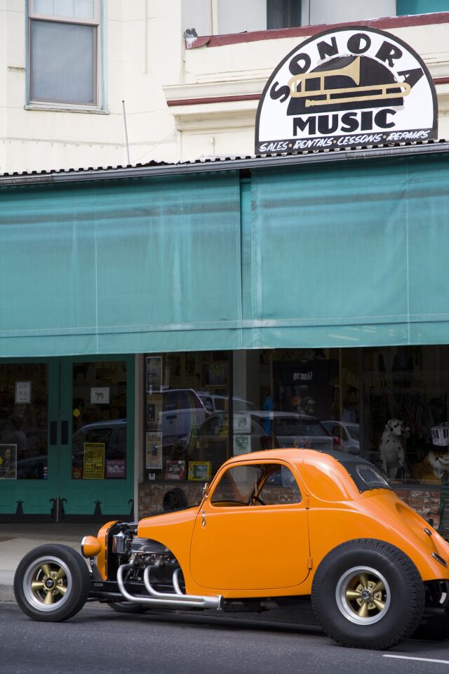 Hot rod car in downtown Sonora