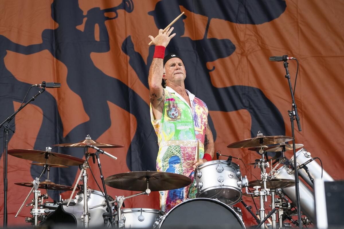 Chad Smith, baterista de los Red Hot Chili Peppers, toca con su banda en el Festival de Jazz 