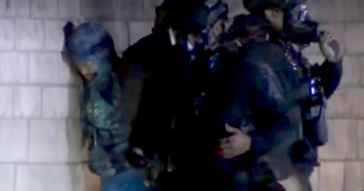 Suspeito de roubo de fios em Los Angeles entra em bueiro e se recusa a sair