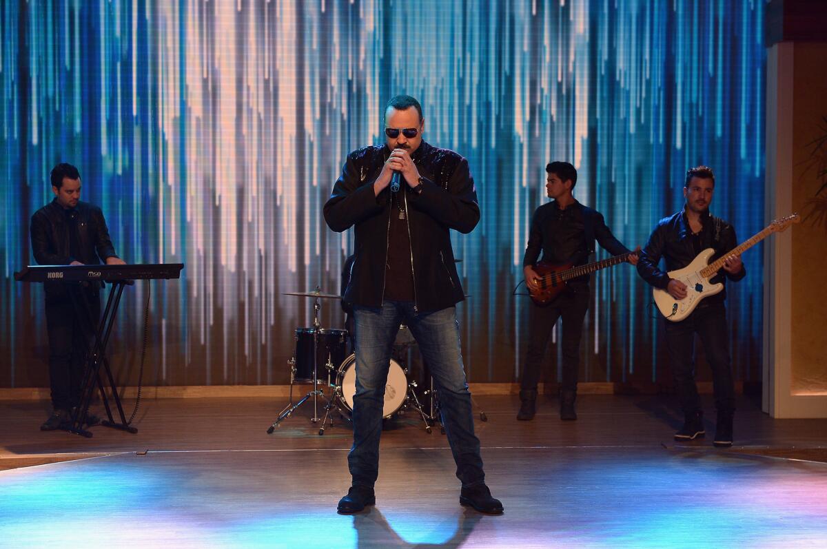 Pepe Aguilar durante su presentación en el programa "'Despierta América" de Univision, como parte de la promoción de un disco nuevo que lo trae este fin de semana a LA.