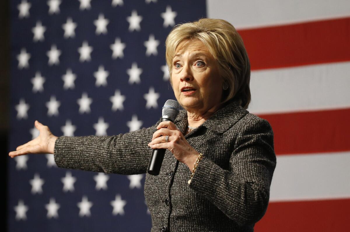 Hillary Clinton hablando durante un acto proselitista en la Universidad Estatal de Iowa el 12 de enero del 2016. Sorprendida por la batalla que le está dando Bernie Sanders en las internas demócratas, Clinton ha apelado a muchos de los argumentos de su fallida campaña presidencial del 2008. (AP Photo/Patrick Semansky)