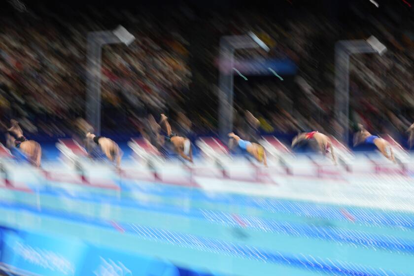 Los nadadores compiten en una eliminatoria de los 400 metros libre de los Juegos Olímpicos de París, el sábado 27 de julio de 2024, en Nanterre, Francia (AP Foto/Petr David Josek)