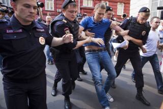 Archivo - Varios policías detienen al líder opositor ruso Alexei Navalny (centro) en Moscú, Rusia, el 10 de julio de 2013. (AP Foto/Evgeny Feldman, Archivo)