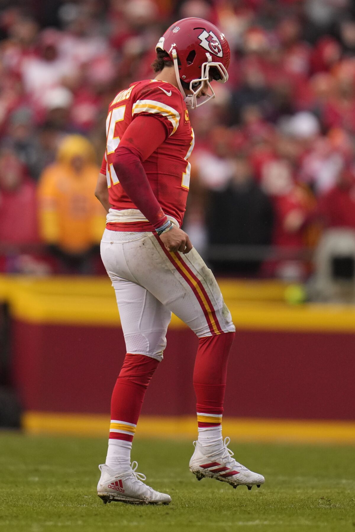 Chiefs oyun kurucusu Patrick Mahomes (15), Jaguarlara karşı bileğini sakatladıktan sonra topallayarak sahaya geri döndü.