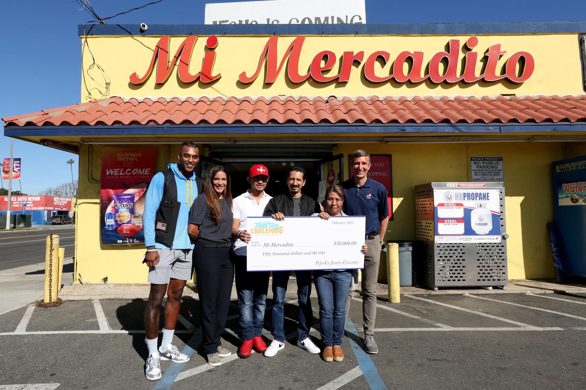 Chargers Michael Davis surprises Latino Family-Owned Market, Mi Mercadito, with $50,000.
