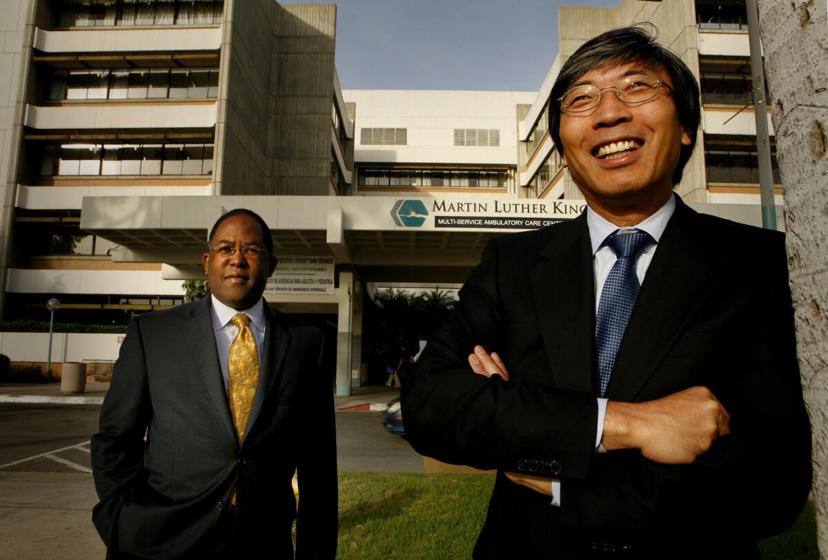 Mark Ridley-Thomas, supervisor del condado de Los Angeles, y Patrick Soon-Shiong posan frente al Hospital Martin Luther King Jr.-Harbor en 2009.