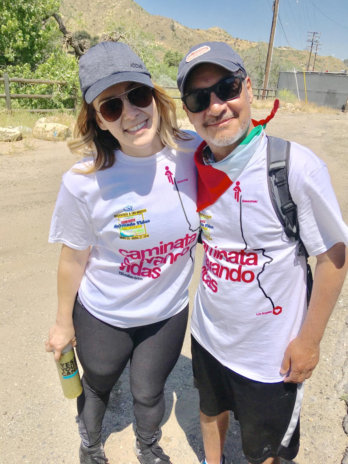 Acompaña a Santiago Nieto la cantante Rosie Rivera en la caminata de 2018.