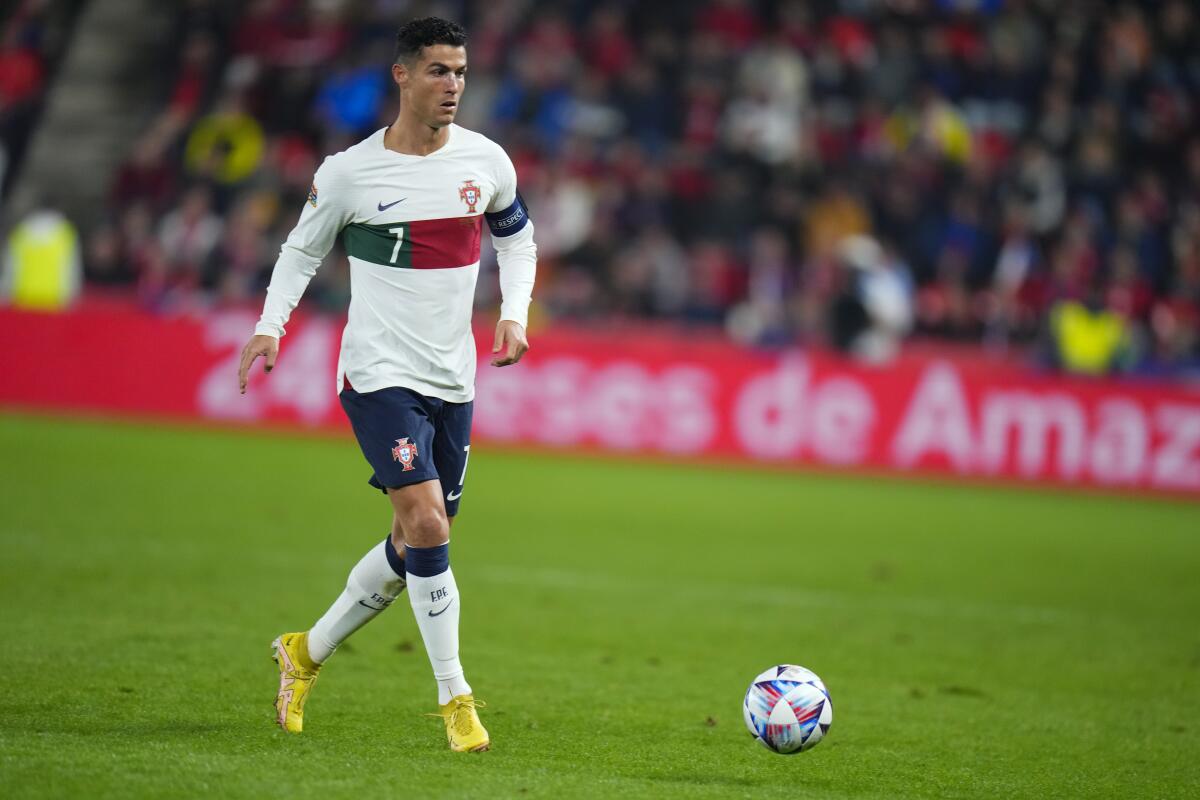 Cristiano Ronaldo domina el balón durante un partido de Portugal contra República Checa 