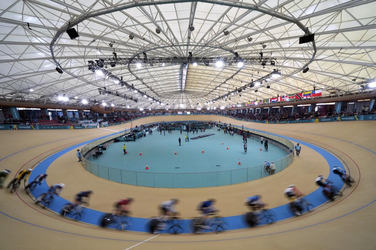 Los ciclistas compiten el scratch del omnium de los Juegos Panamericanos en Santiago, Chile,
