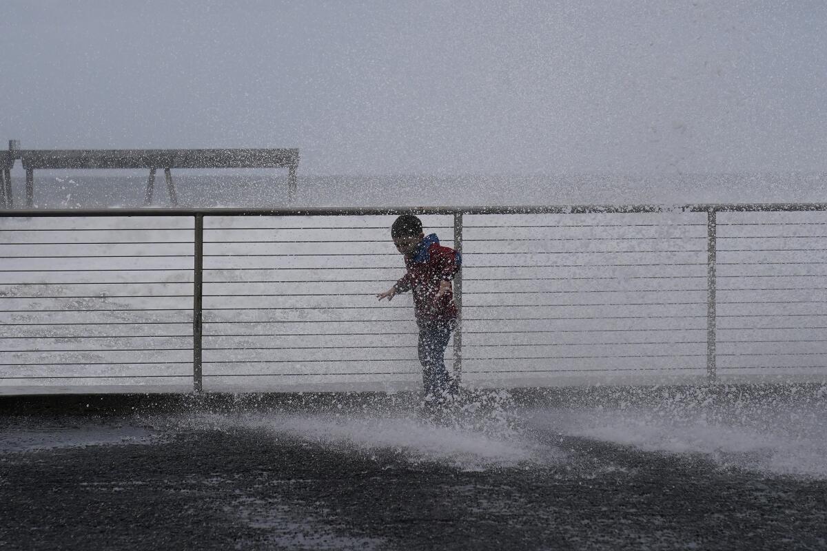 Anthony Tablit, de 5 años, es empapado por las olas que chocan el viernes 6 de enero de 2023