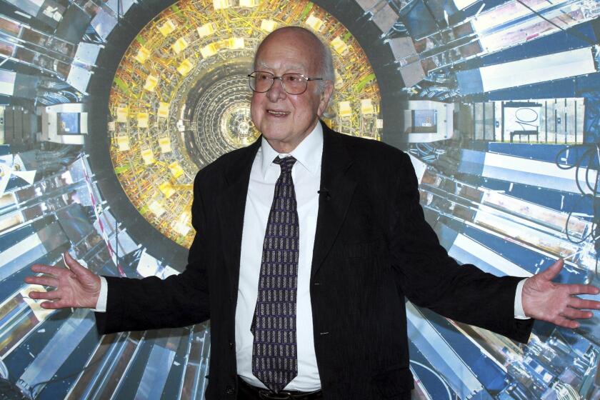 El profesor Peter Higgs en el Museo de Ciencias de Londres, el 11 de diciembre de 2013. El físico ganador del premio Nobel, que propuso la existencia de la "partícula de dios", murió a los 94 años, se informó el 9 de abril de 2024. (Foto, Sean Dempsey/PA vía AP)