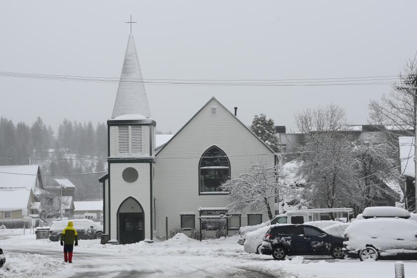 Una persona camina por una calle cubierta de nieve el 1 de marzo de 2024 en Truckee, California. (Foto AP/ Andy Barrón)