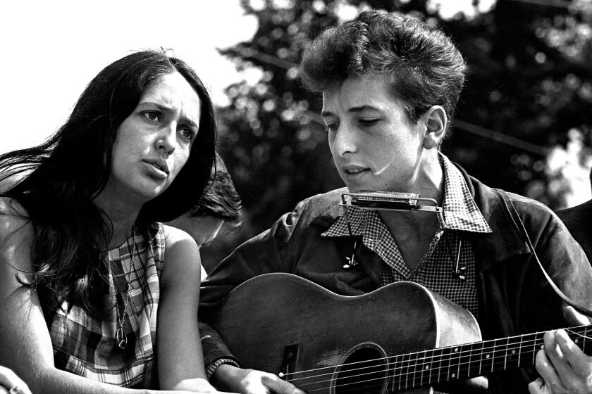 Folk singers Joan Baez and Bob Dylan teamed up to perform "When the Ship Comes In" for the March on Washington.