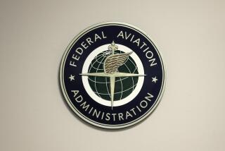 Esta fotografía muestra el logotipo de la Administración Federal de Aviación en la torre de control del Aeropuerto Internacional John F. Kennedy, el 16 de marzo de 2017, en Nueva York. (AP Foto/Seth Wenig, Archivo)