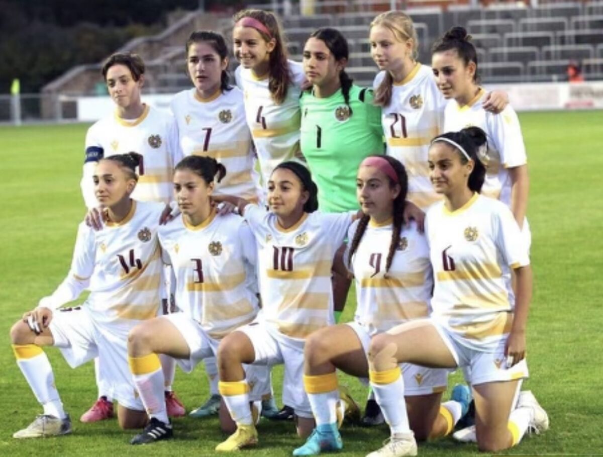La Jolla High School student Tahlia Zadeyan (top row, pink headband)