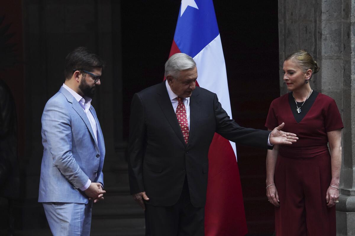 El presidente mexicano Andrés Manuel López Obrador, acompañado por la primera dama Beatriz Gutiérrez