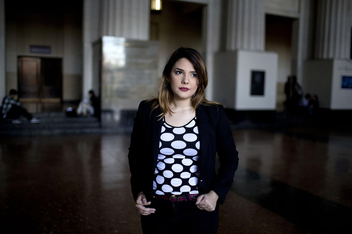 En esta imagen del 18 de mayo de 2015, Aixa Rizzo posa para una foto en Buenos Aires, Argentina. El Congreso argentino y la legislatura de Buenos Aires iniciaron el debate de sendos proyectos de ley para prevenir y castigar el acoso sexual callejero. Las iniciativas llegan después de que RIzzo subiera a internet un video que mostraba su experiencia como víctima de acoso ante un grupo desconocidos.