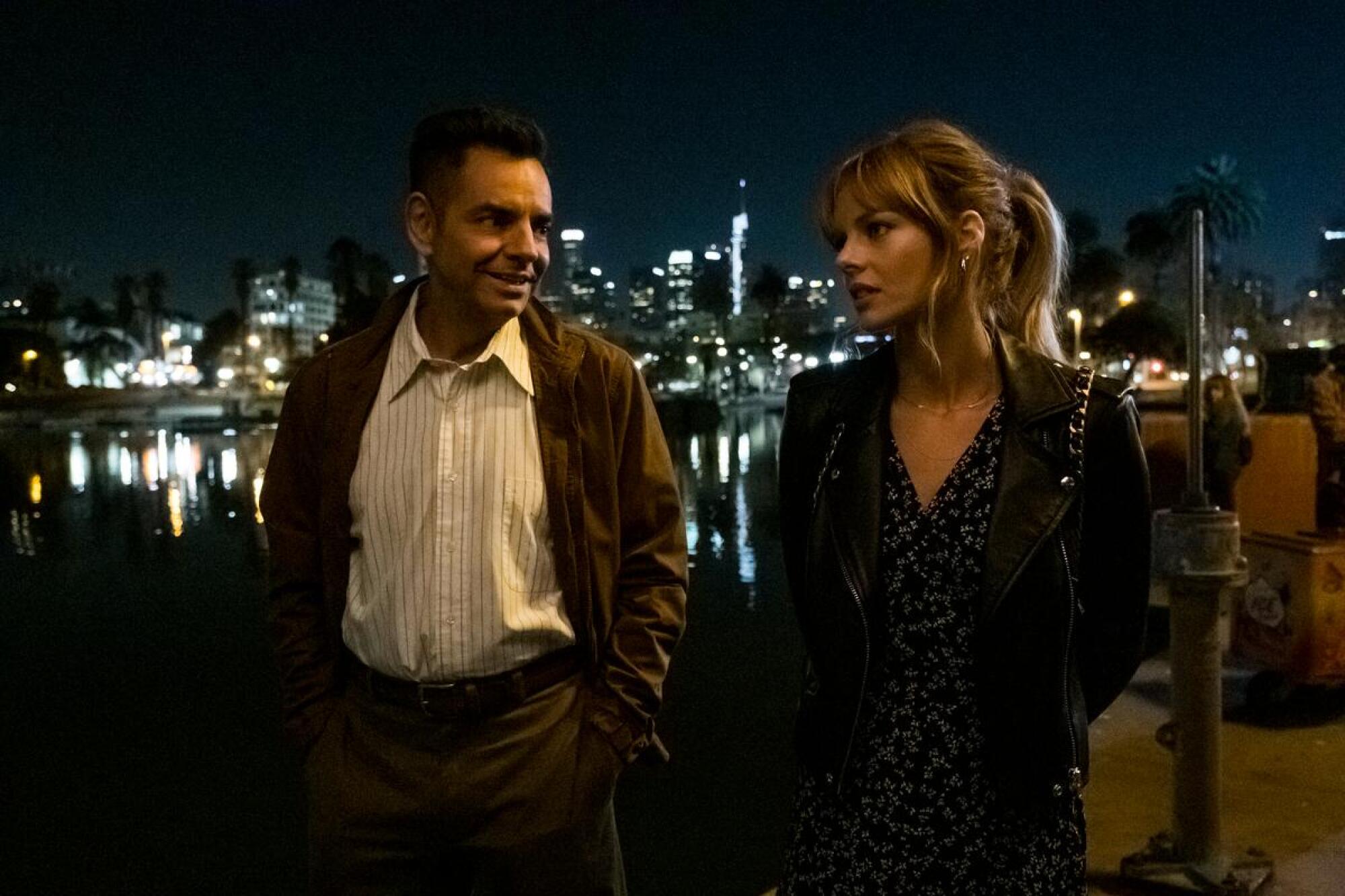 Eugenio Derbez y Samara Weaving en una escena de "The Valet", disponible en la plataforma de Hulu.