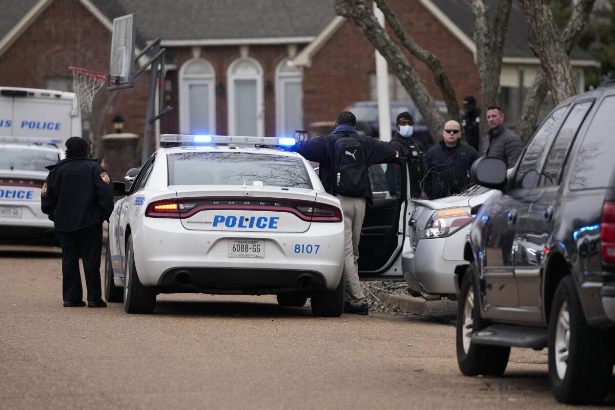 Policías trabajan en la escena de un crimen en Memphis, Tennessee, el martes 24 de enero de 2023. 