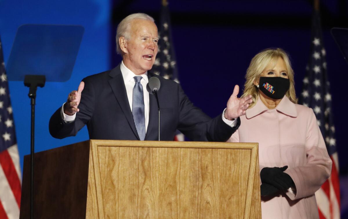 El candidato demócrata y exvicepresidente Joe Biden habla con la Dra. Jill Biden