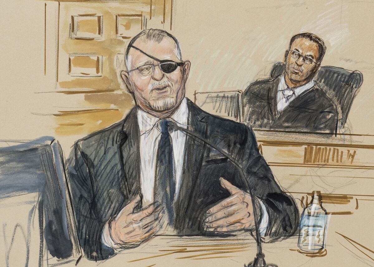 Este dibujo de la corte del 7 de noviembre de 2022, muestra el juicio al líder del grupo Oath Keepers, Stewart Rhodes