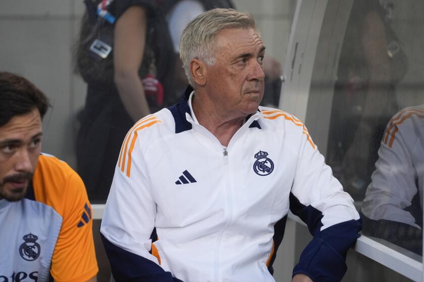 Carlo Ancelotti, técnico italiano del Real Madrid, se sienta en el banquillo antes de un partido amistoso ante el Milan, el miércoles 31 de julio de 2024, en Chicago (AP Foto/Erin Hooley)