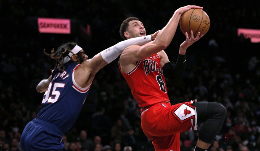 El base de los Bulls de Chicago Zach LaVine recibe una falta de DeAndre Bembry de los Nets de Brooklyn cuando avanza hacia la canasta en el encuentro del sábado 4 de diciembre del 2021. (AP Foto/Noah K. Murray)