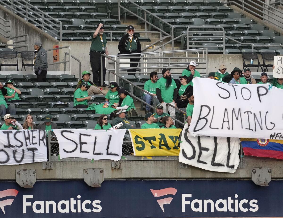 White Sox Fans Hoist 'Sell The Team' Sign at Saturday Game vs