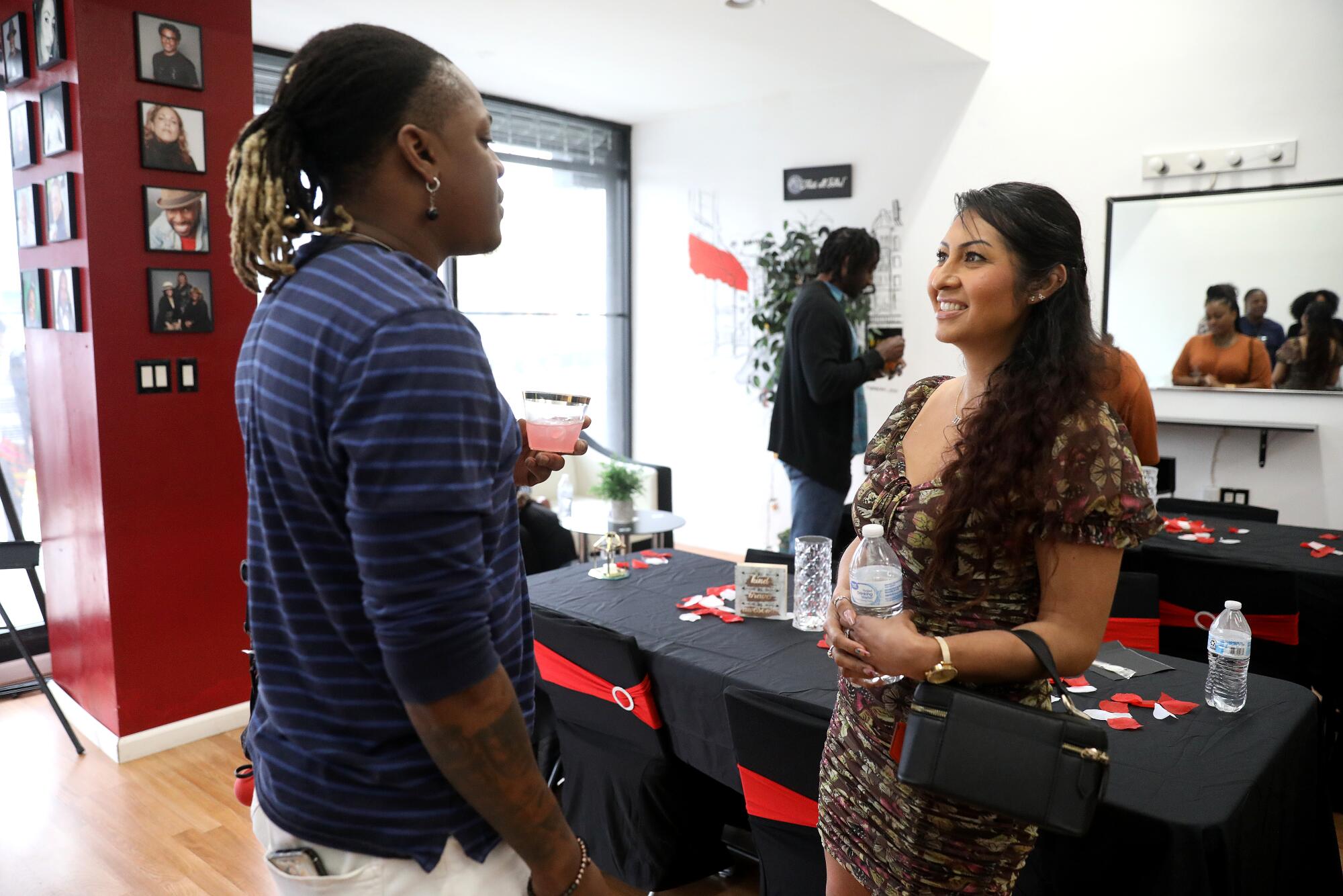 Singles date sight unseen at this L.A. speed-dating experience - Los ...