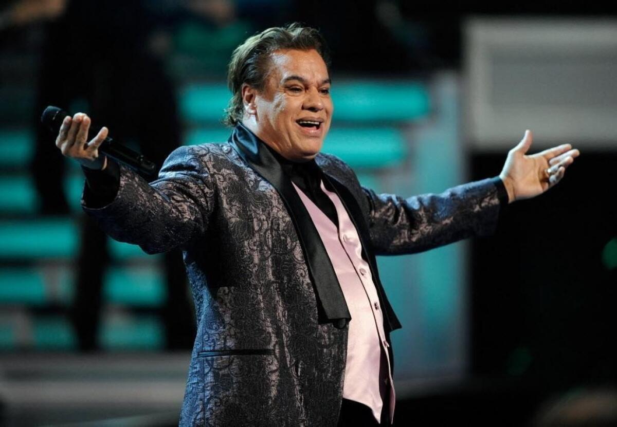 El cantante Juan Gabriel durante su actuación en los Premios Grammy Latinos 2009.