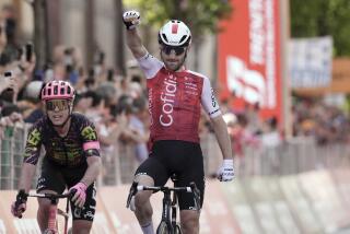 El francés Benjamin Thomas celebra al ganar la quinta etapa del Giro de Italia entre Génova y Lucca, el miércoles de 2024. (Massimo Paolone/LaPresse vía AP)